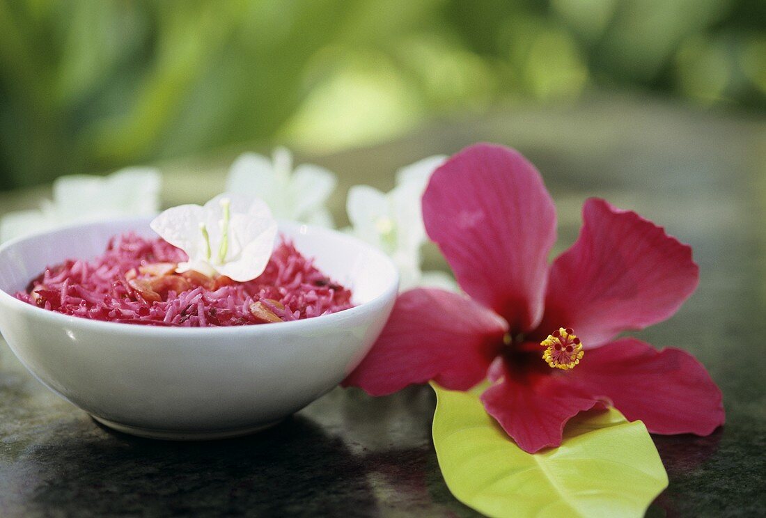 Red cabbage salad with cashew nuts