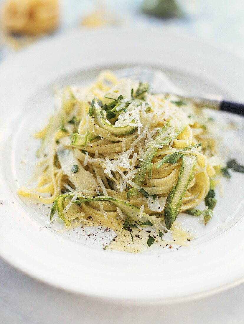 Tagliolini with white and green asparagus