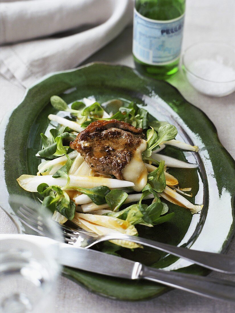 Rindfleisch mit Käsefüllung auf Feldsalat