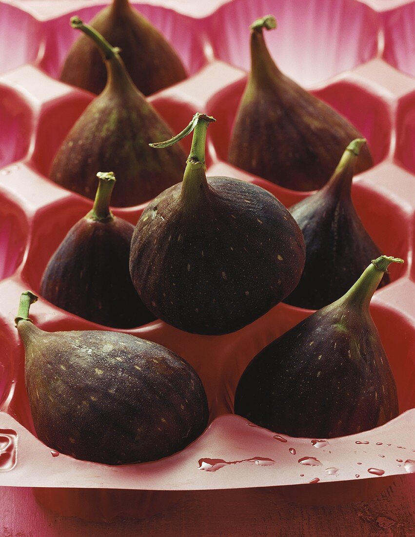 Fresh figs in crate