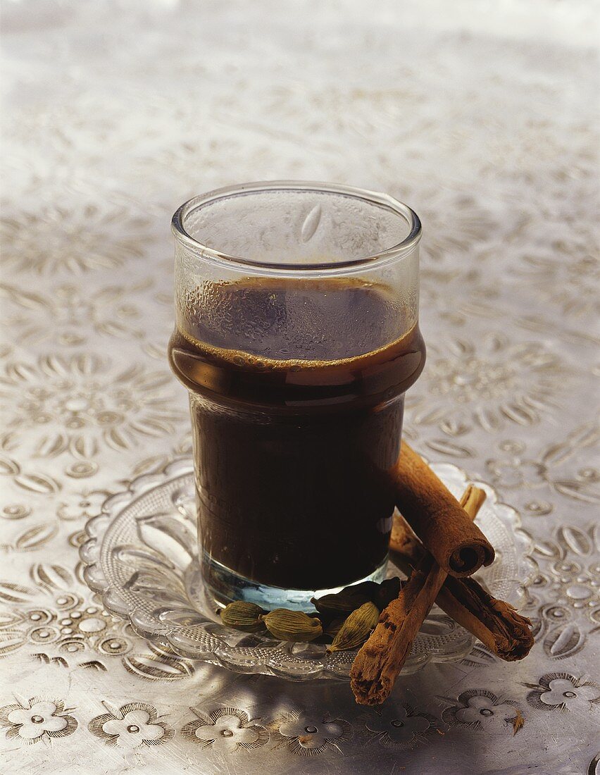 Marokkanischer Kaffee mit Kardamom und Zimt (Kahwa)