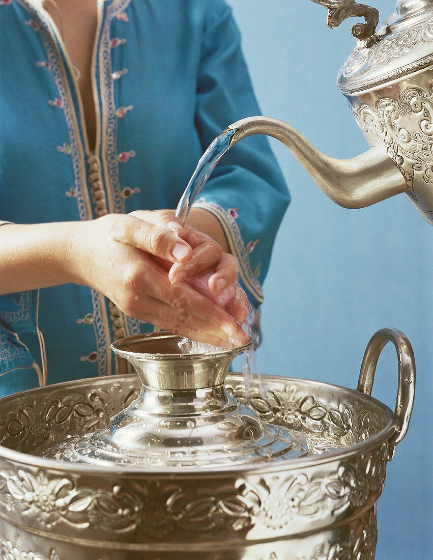 Hände waschen vor orientalischem Essen