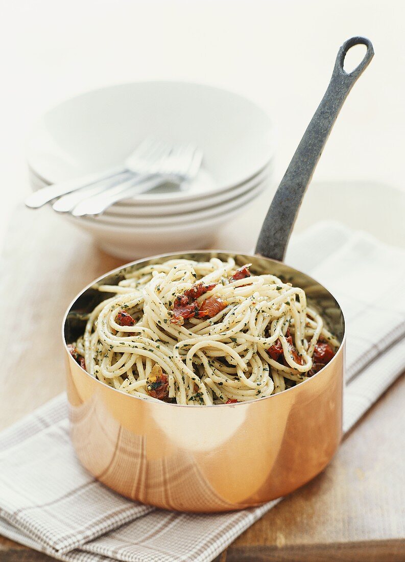 Spaghetti mit Prosciutto und Avocadopesto