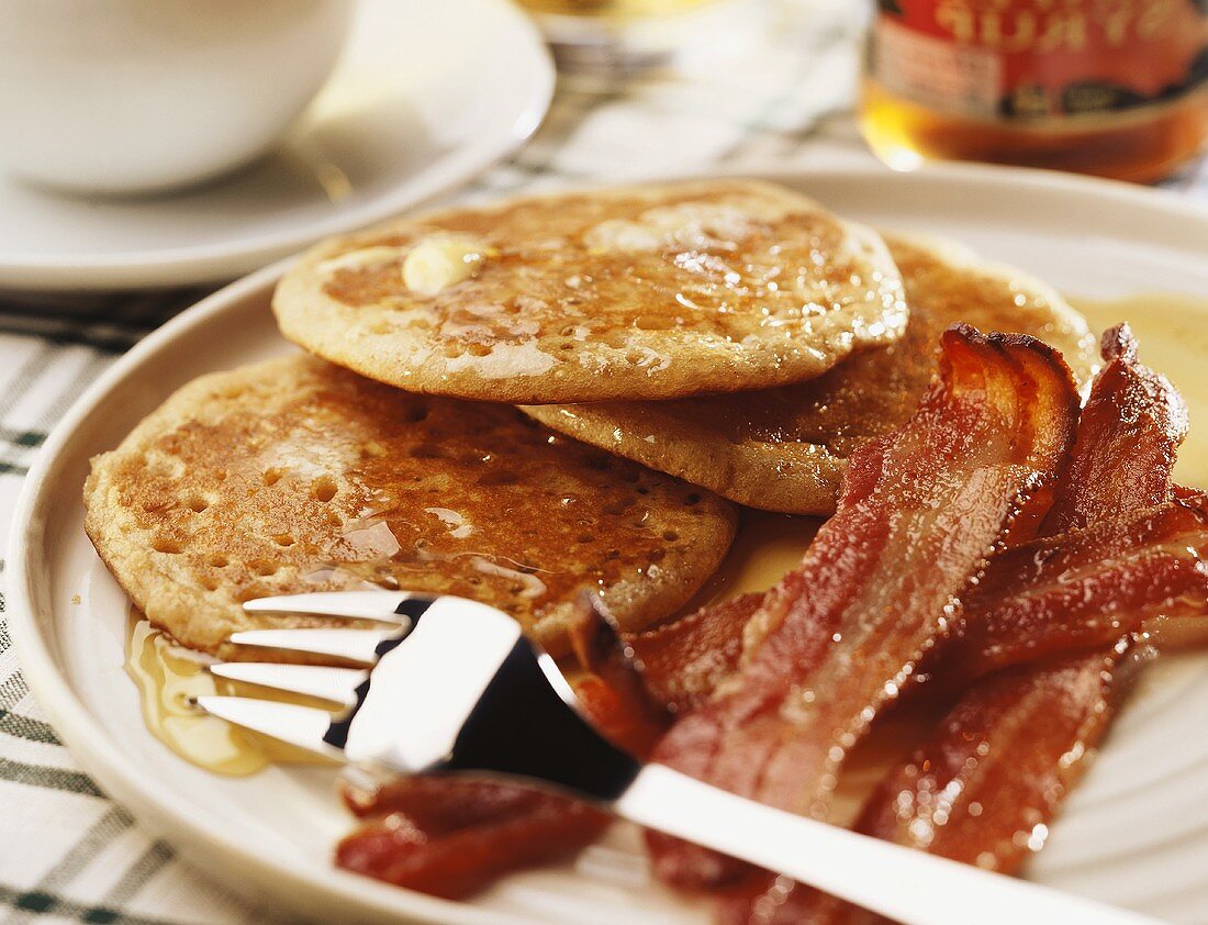Pancake mit Ahornsirup und Bacon