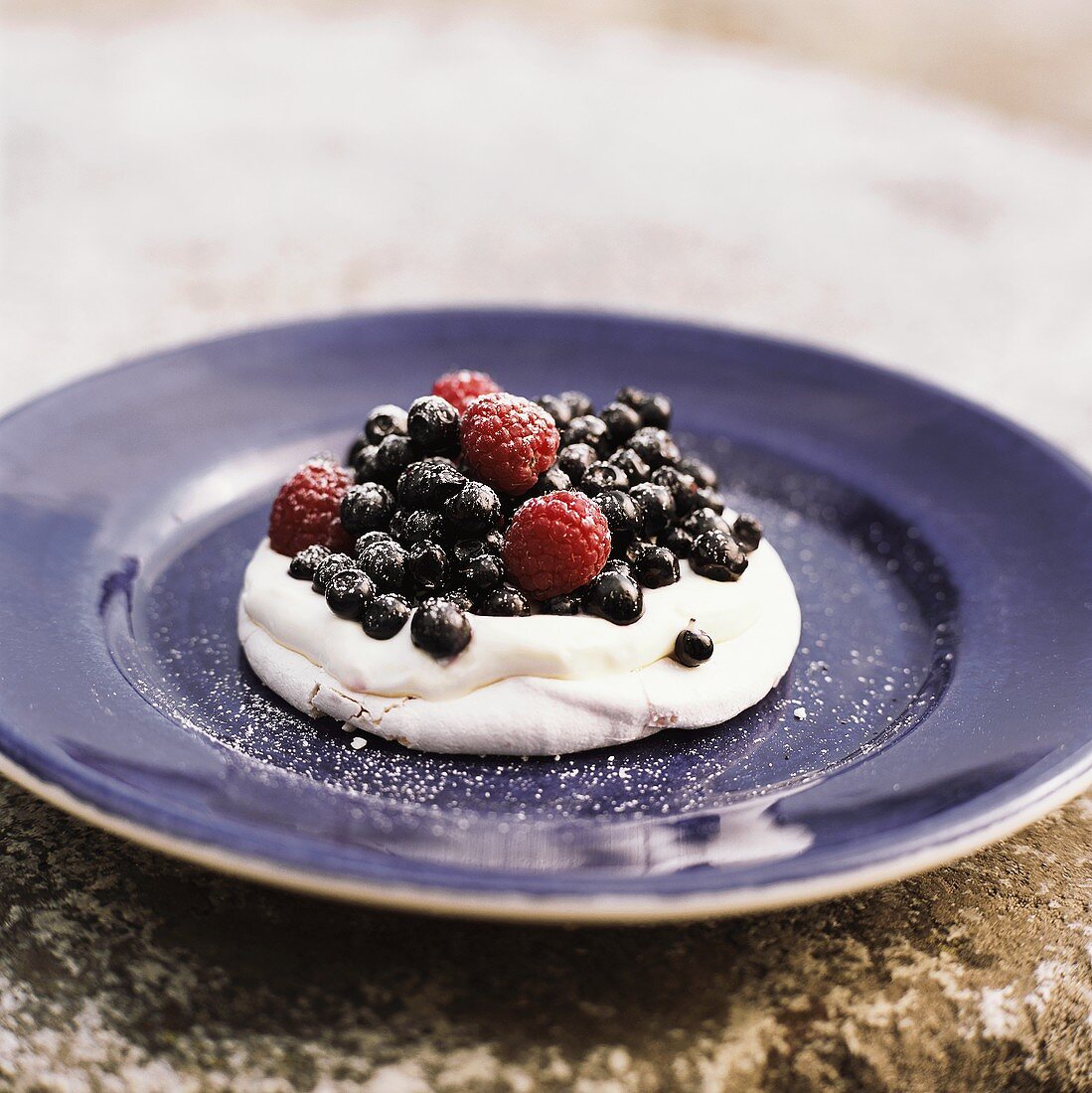 Baisertörtchen mit Beeren (Pavlova)