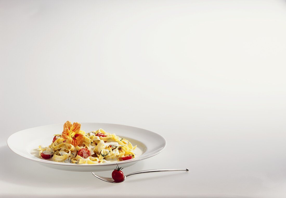 Tagliatelle mit Käsesauce und Tomaten