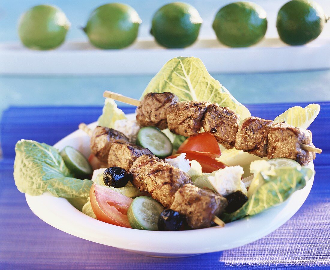 Gegrillte Kalbsspiesschen auf griechischem Salat