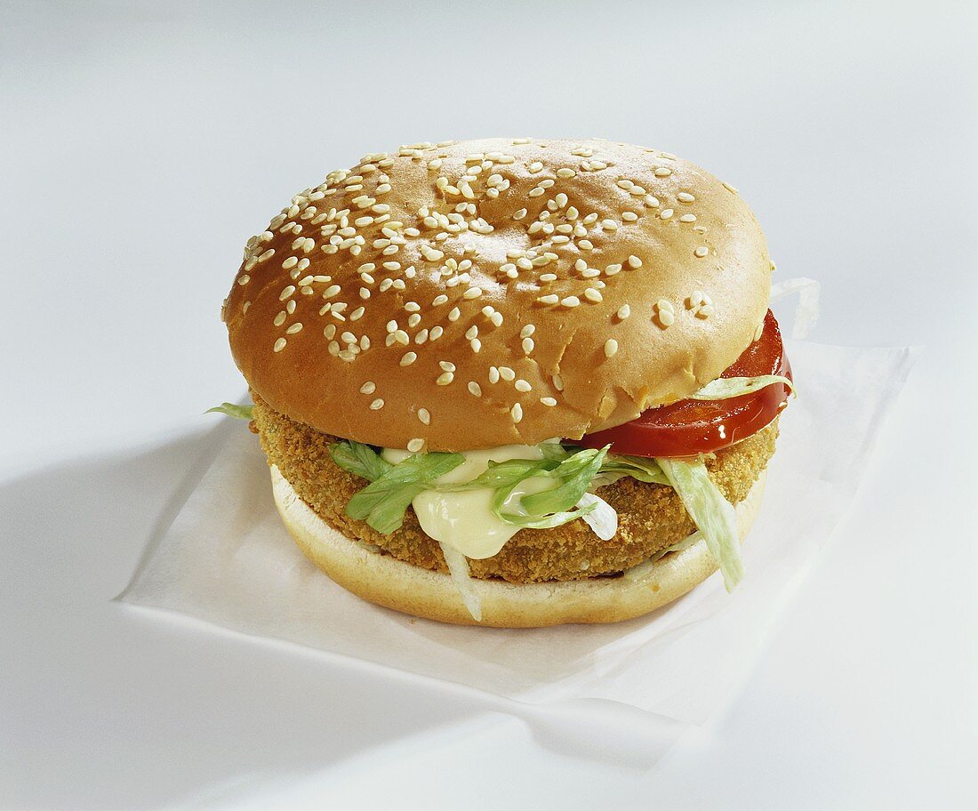 Hamburger mit Tomate, Salat und Mayonnaise