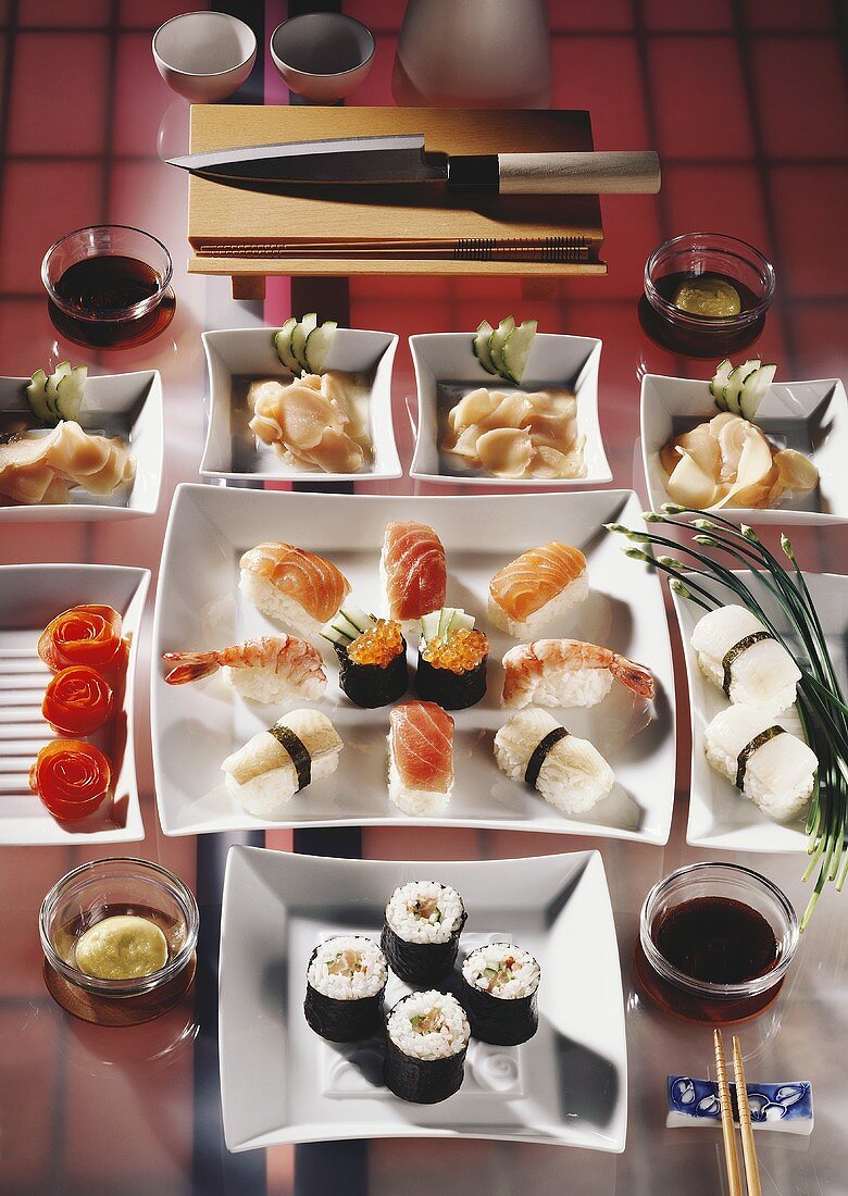 Sushi mit Sojasauce, Wasabi und eingelegtem Ingwer