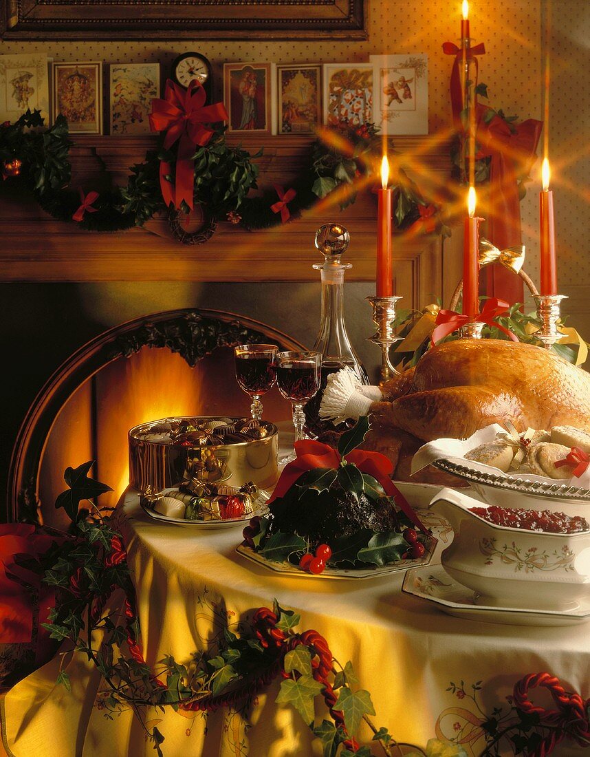 Weihnachtstisch mit Truthahn und Christmas Pudding