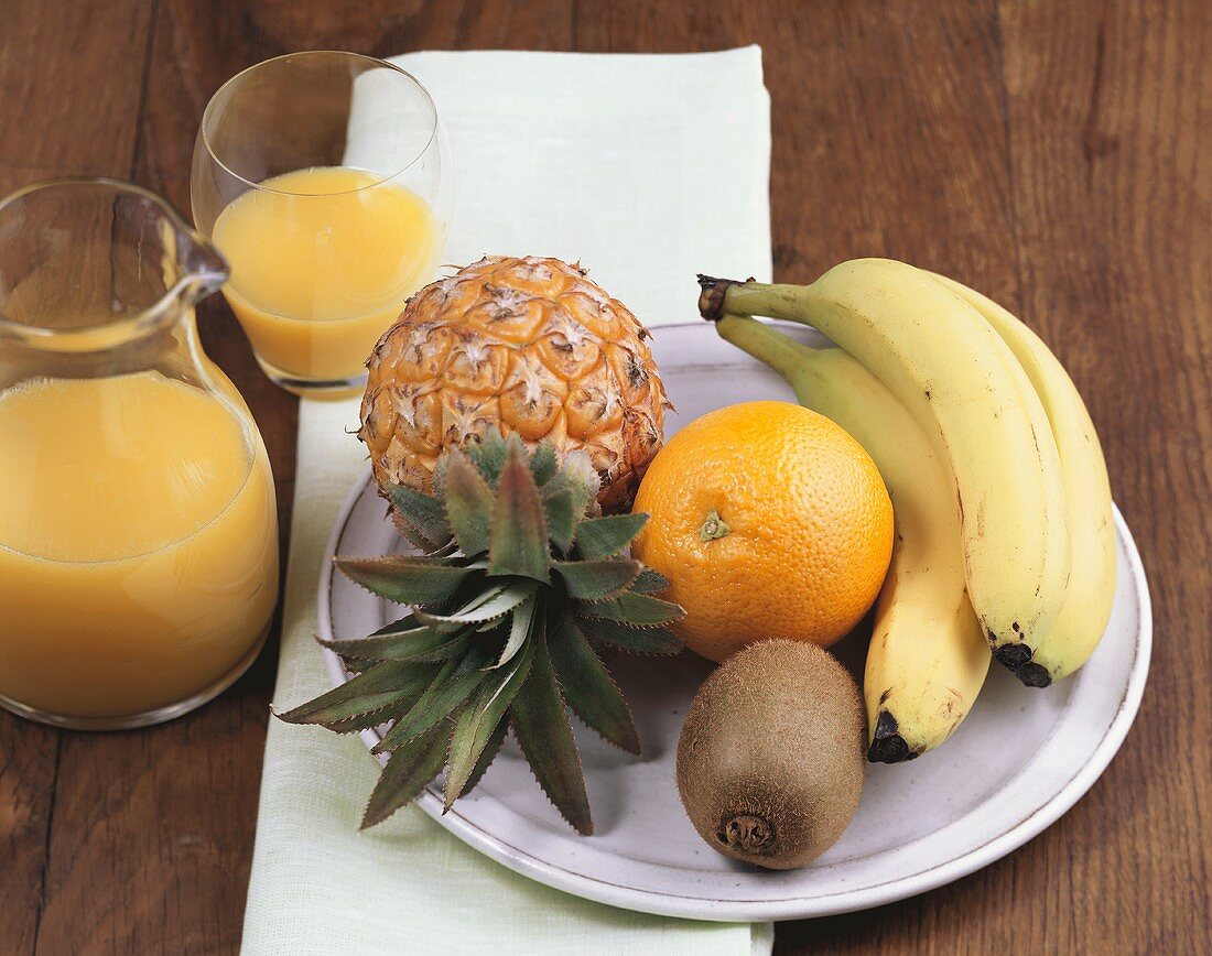 Obstteller und Orangensaft