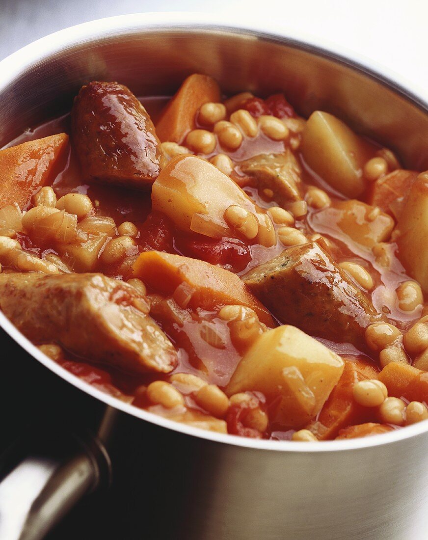 Sausage stew (sausages and baked beans, England)