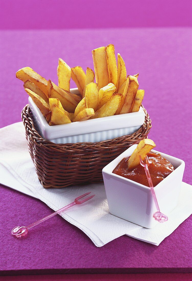 Pommes frites mit Ketchup