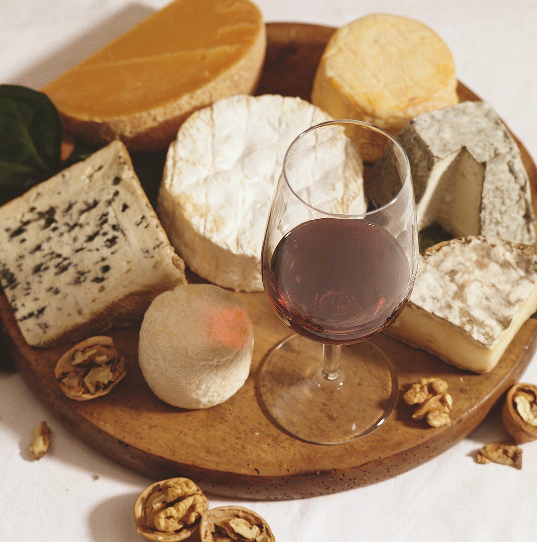 Stillleben mit Käse und Rotwein