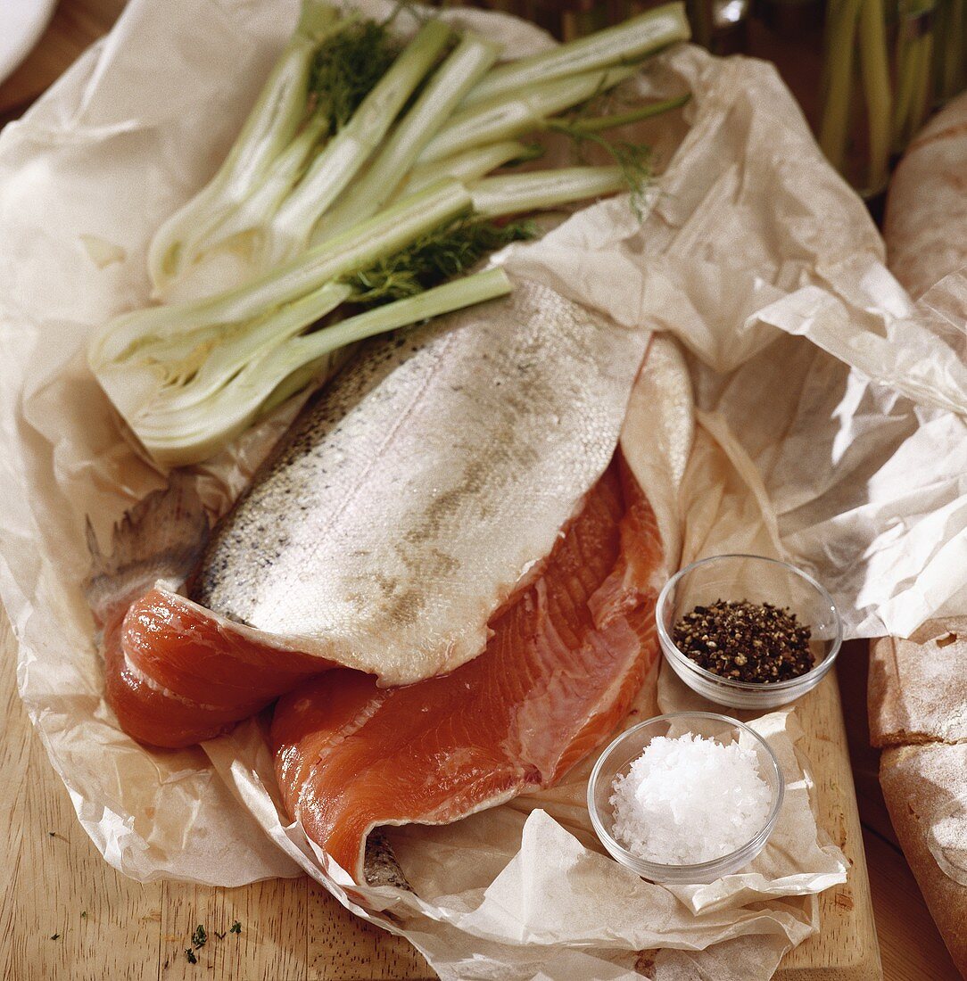 Frischer Lachs mit Fenchel und Gewürzen