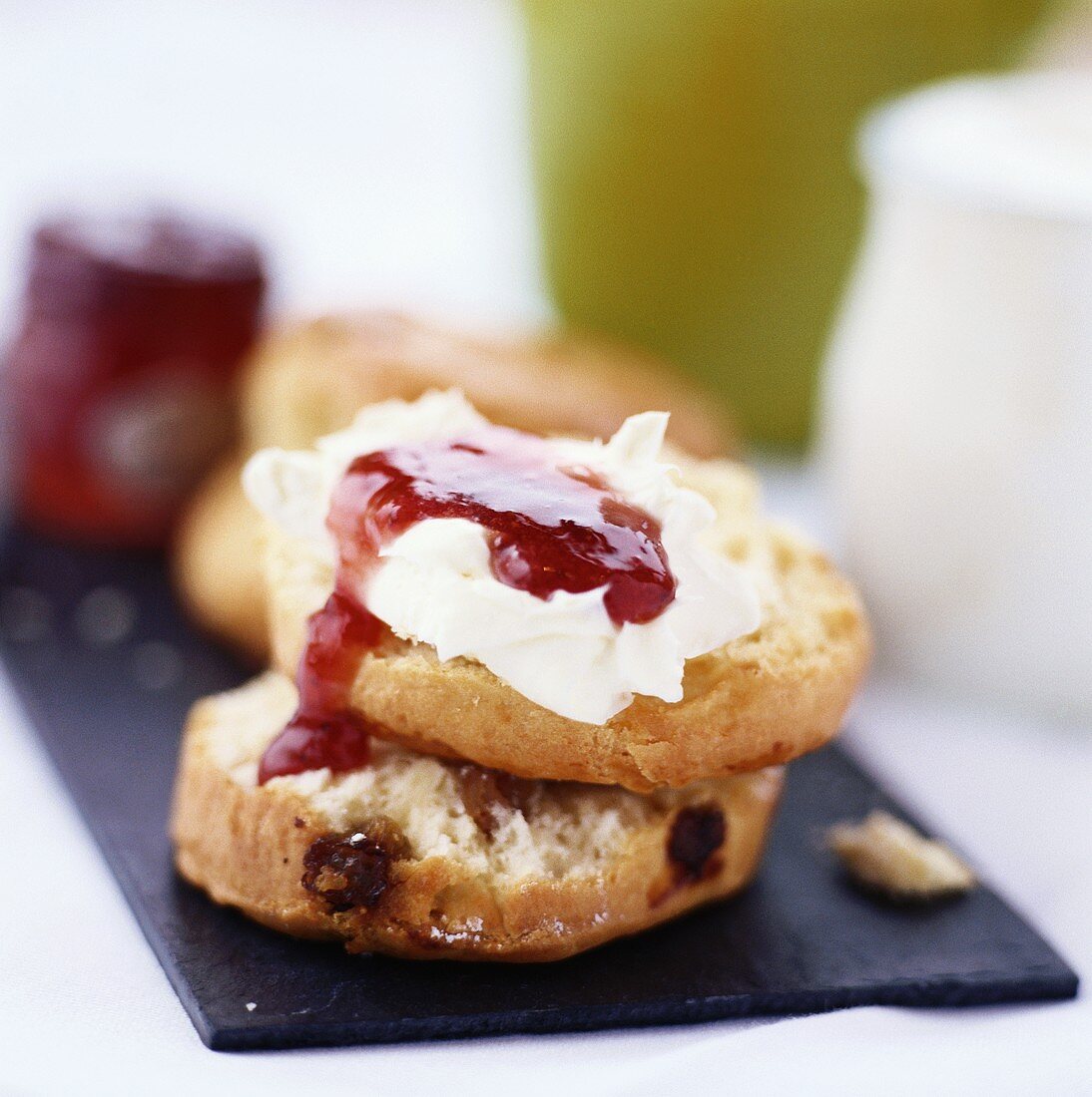 Scones mit Sahne und Marmelade