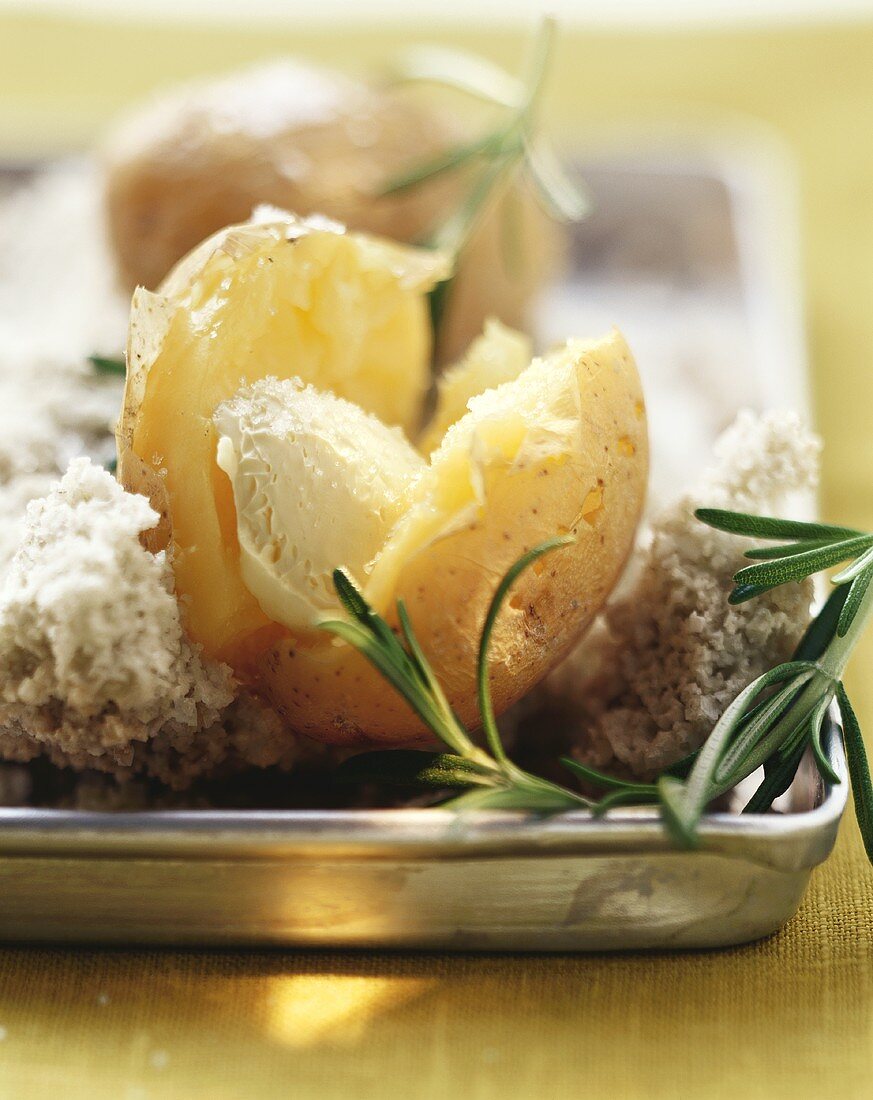 Potatoes baked in sea salt