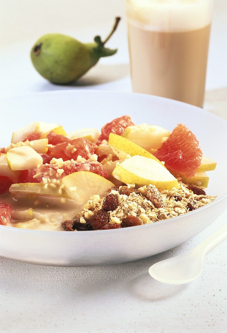 Müsli mit Birne und rosa Grapefruit