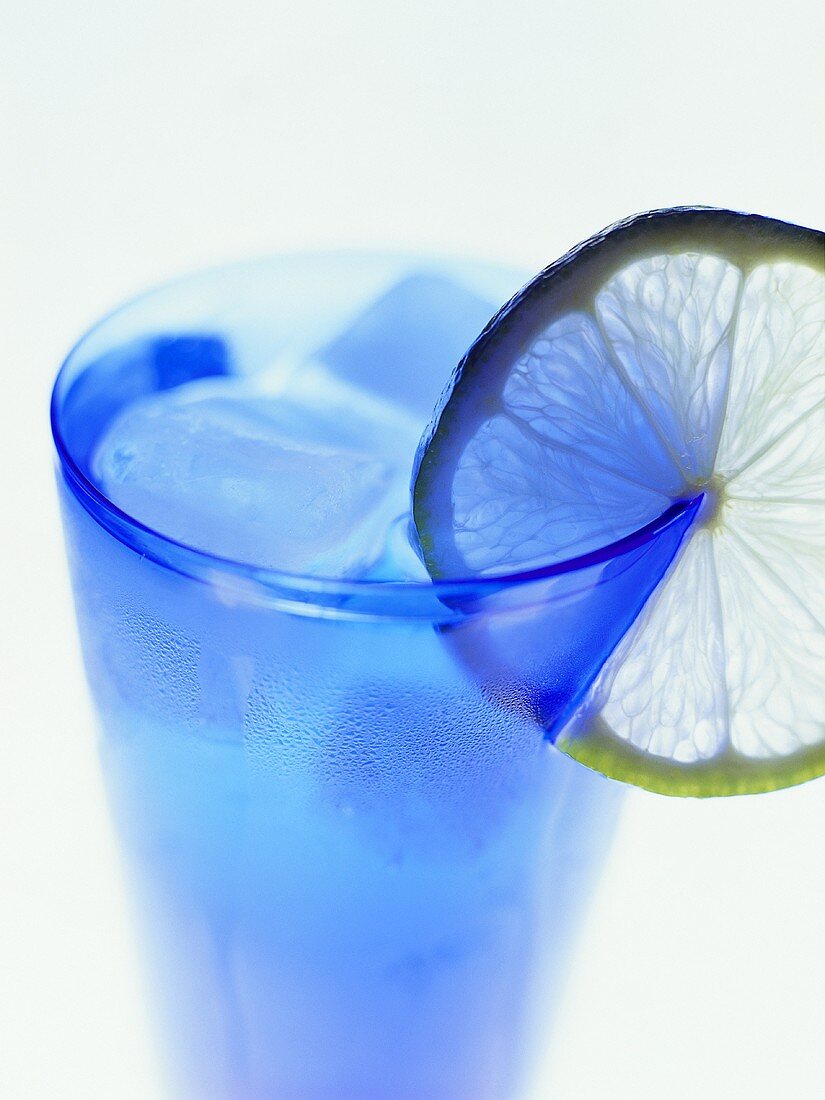 Ein Glas Wasser mit Zitronenscheibe und Eiswürfeln