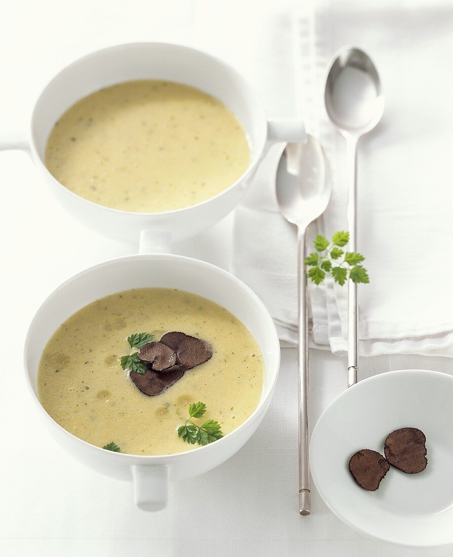 Creamed kohlrabi and potato soup with truffle