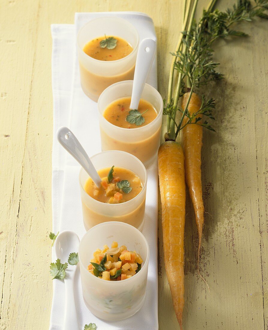 Asiatische gelbe Karottensuppe