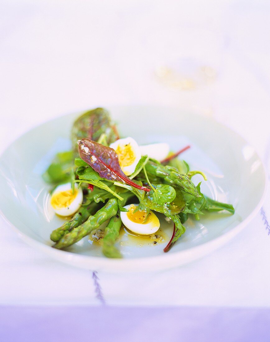 Salat mit grünem Spargel, Mangold und Wachteleiern