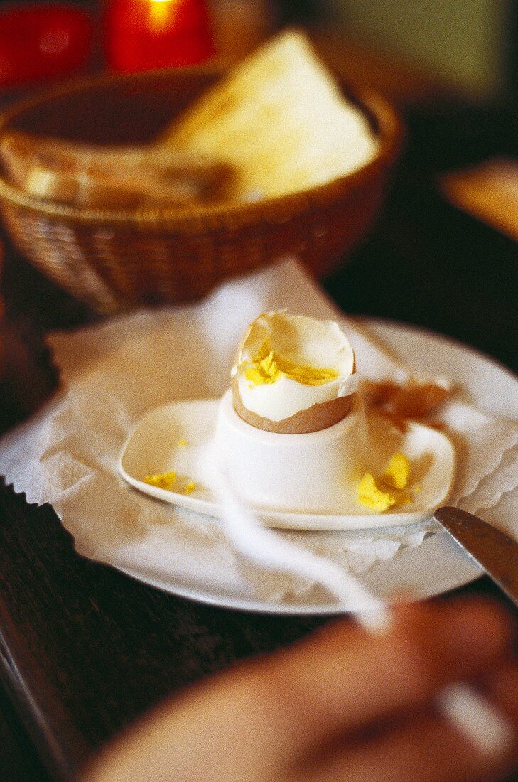 Frühstücksei in weißem Eierbecher