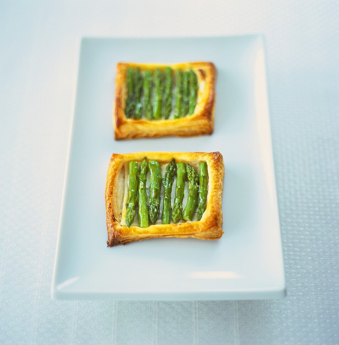 Puff pastry tartlets with green asparagus and goat's cheese