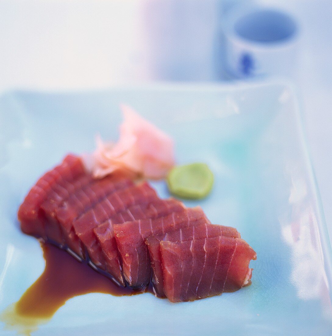 Fetter Thunfisch (Toro) mit Wasabi und eingelegtem Ingwer