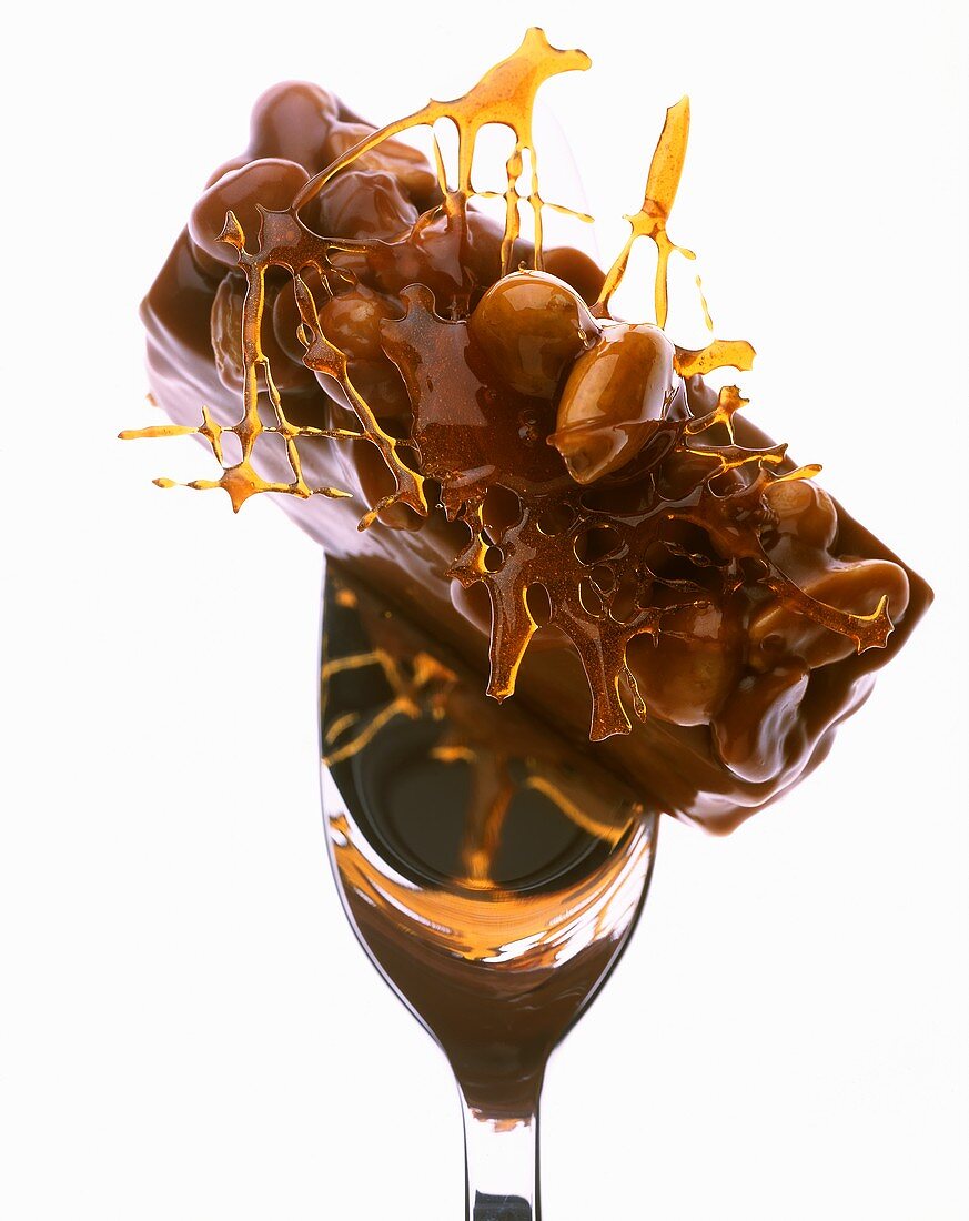 Schokoladen-Nuss-Riegel mit Spinnzucker