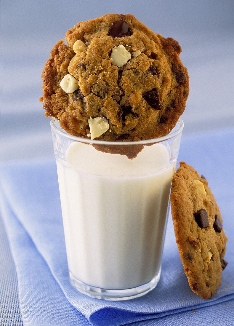 Chocolate Chip Cookies und ein Glas Milch