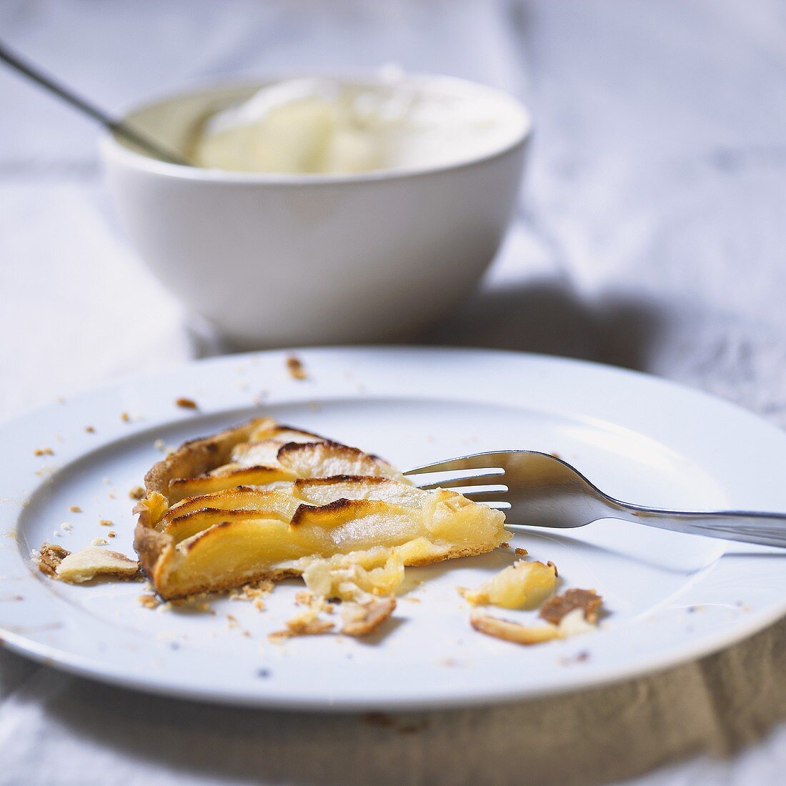 A piece of apple pie on a plate