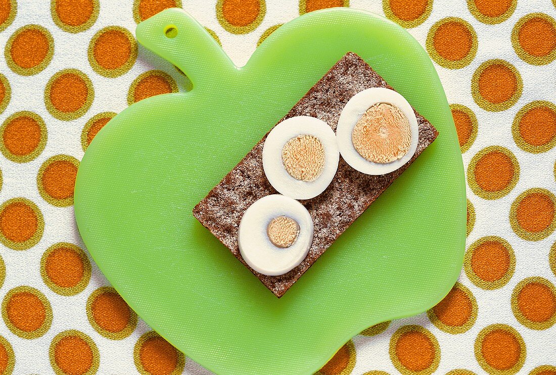 Knäckebrot mit gekochtem Ei