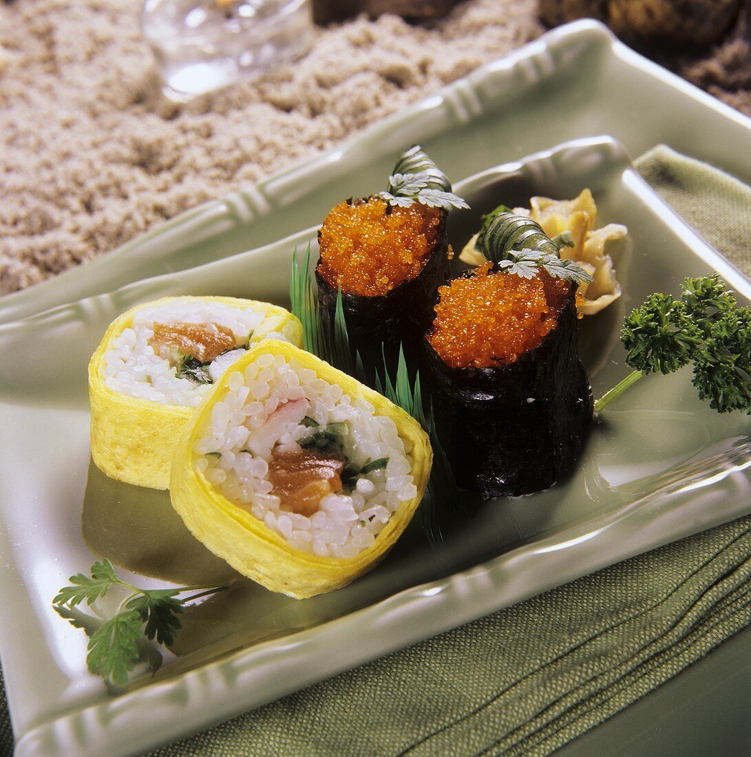 Maki-Sushi mit Omelett und mit Noriblatt