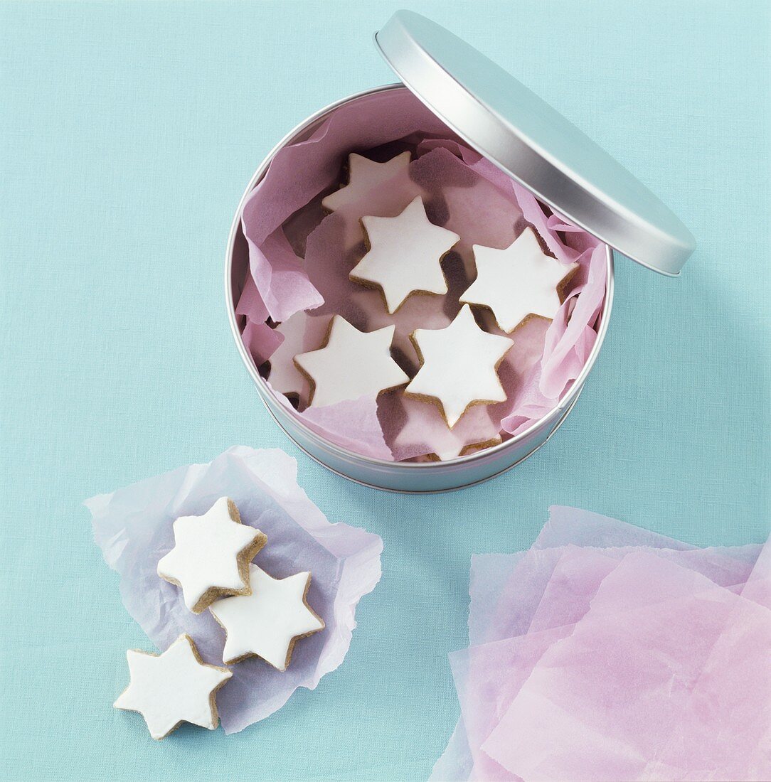 Cinnamon stars on paper and in biscuit box