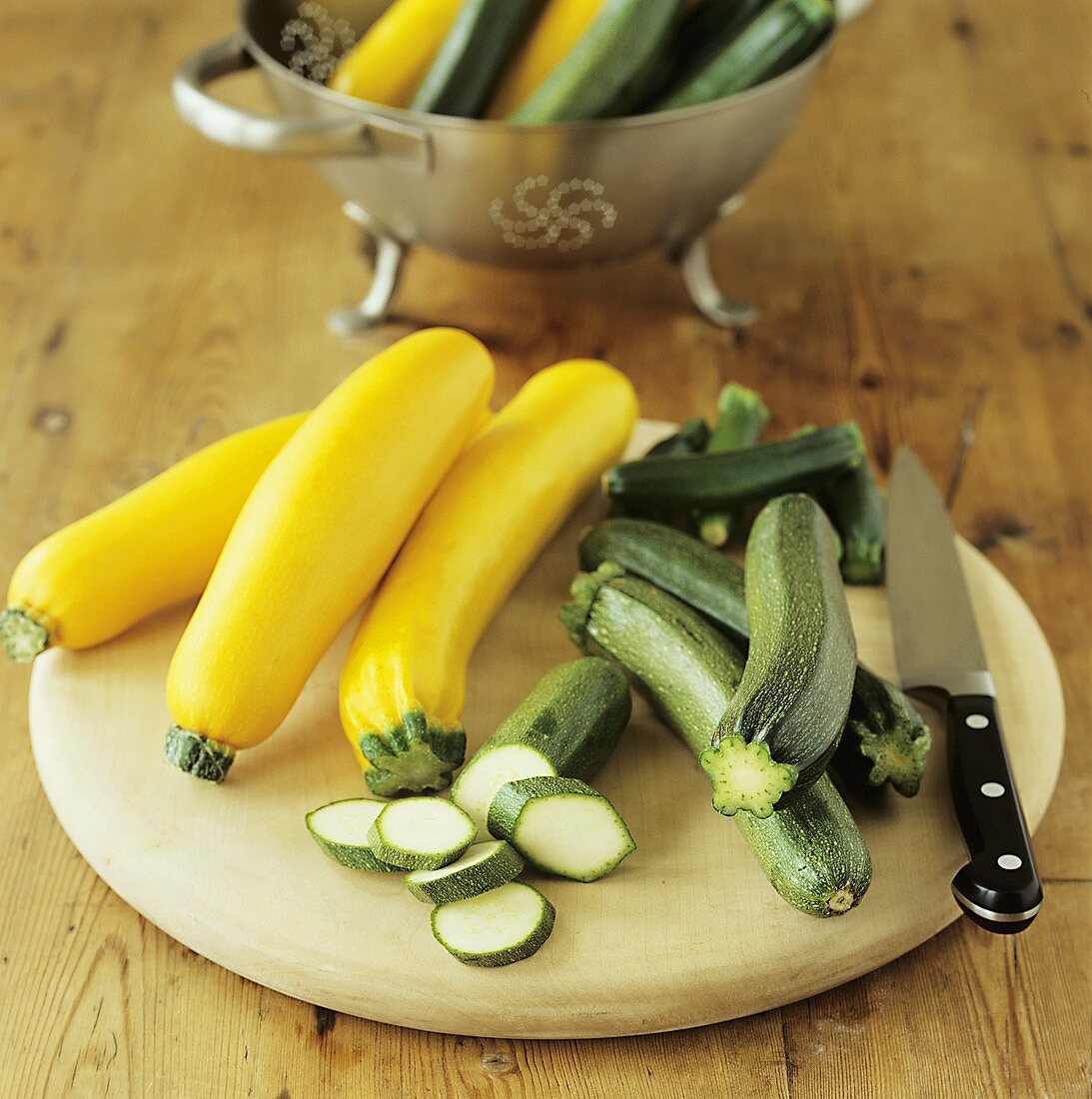 Gelbe und grüne Zucchini