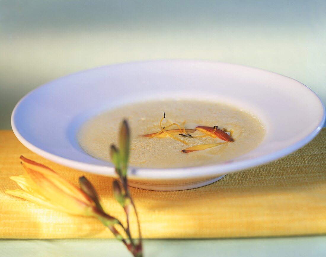 Cremesuppe mit Blüten