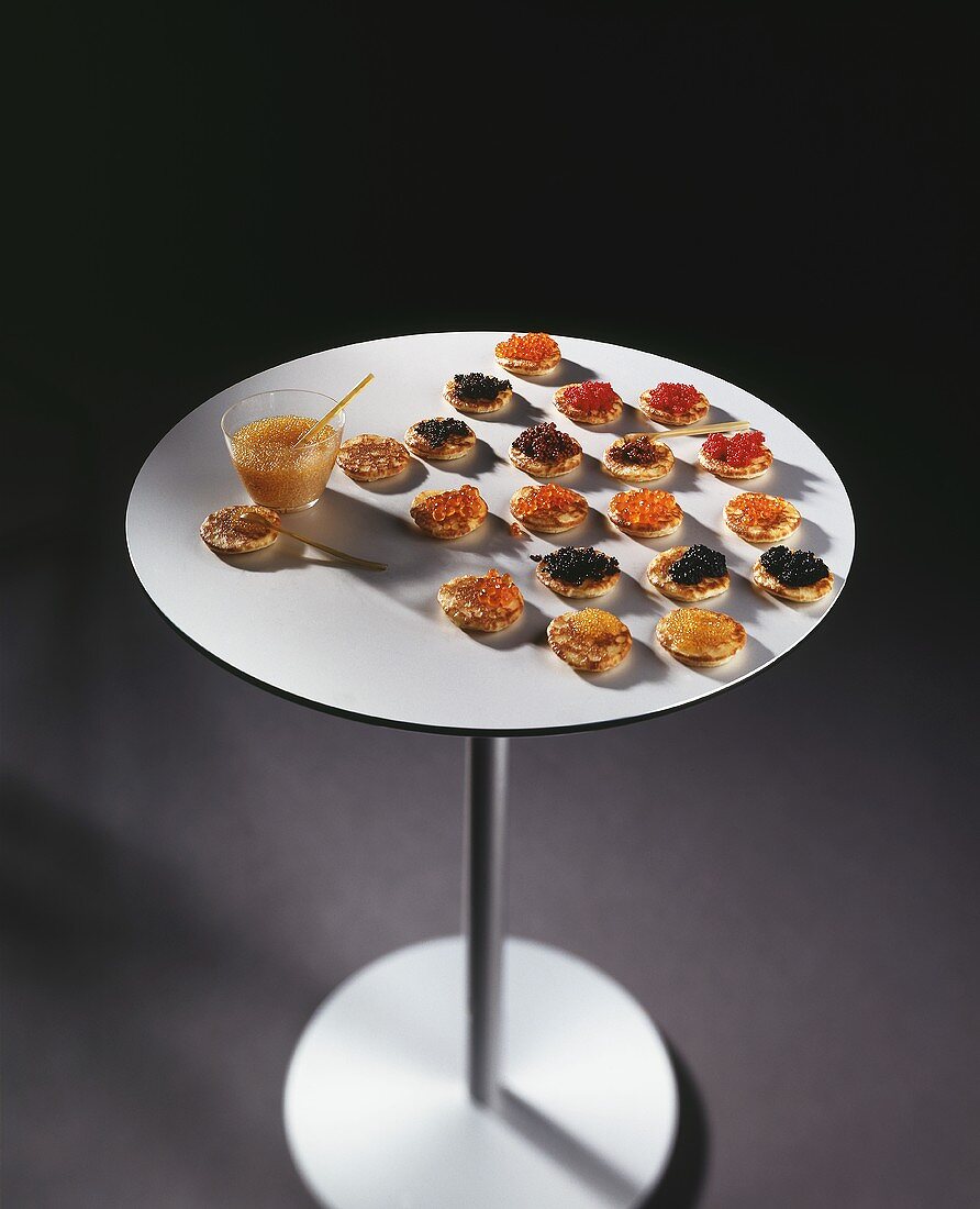 Blinis mit verschiedenen Kaviarsorten
