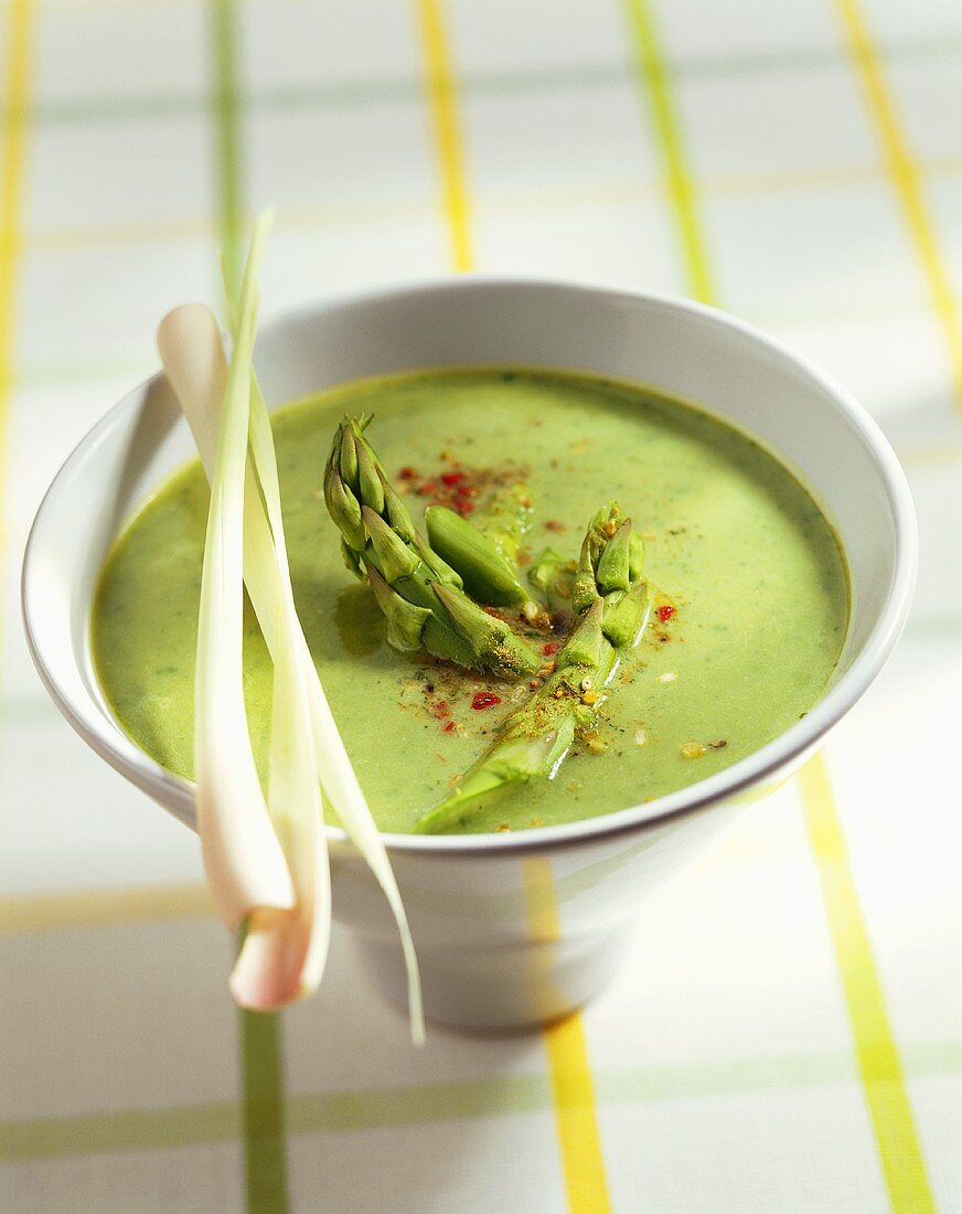 Spargelsuppe mit Zitronengras