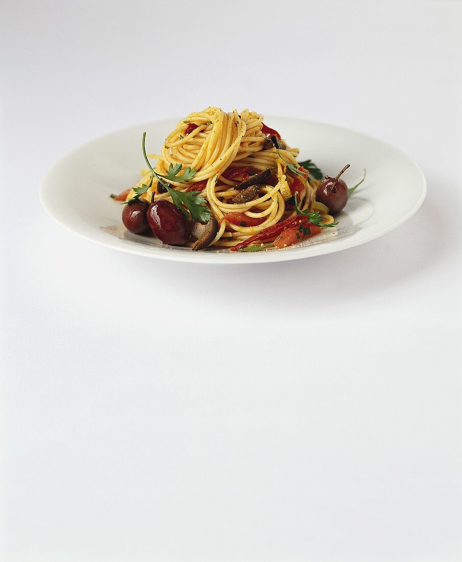 Spaghetti with dried tomatoes and olives