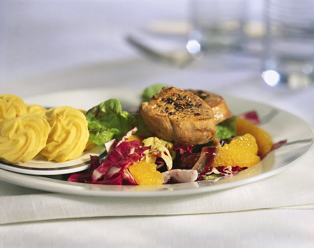 Veal medallion with salad and duchess potatoes