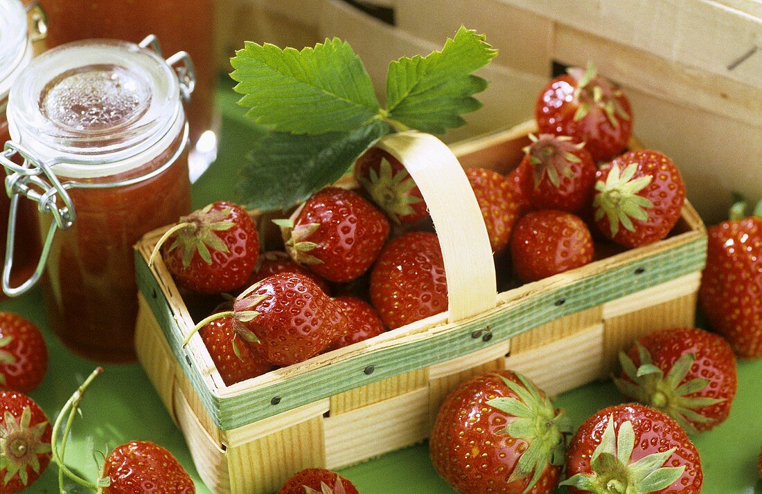 Stillleben mit Erdbeeren und Erdbeermarmelade