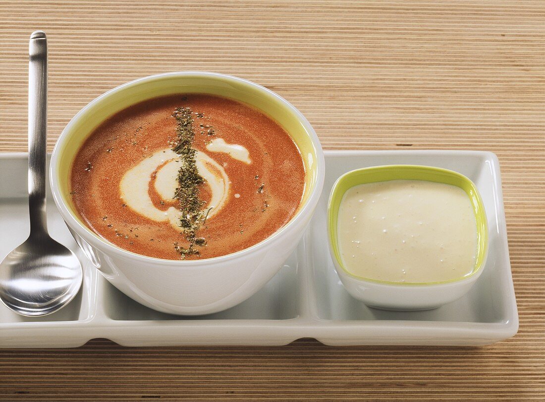 Tomatensuppe mit Tofucreme