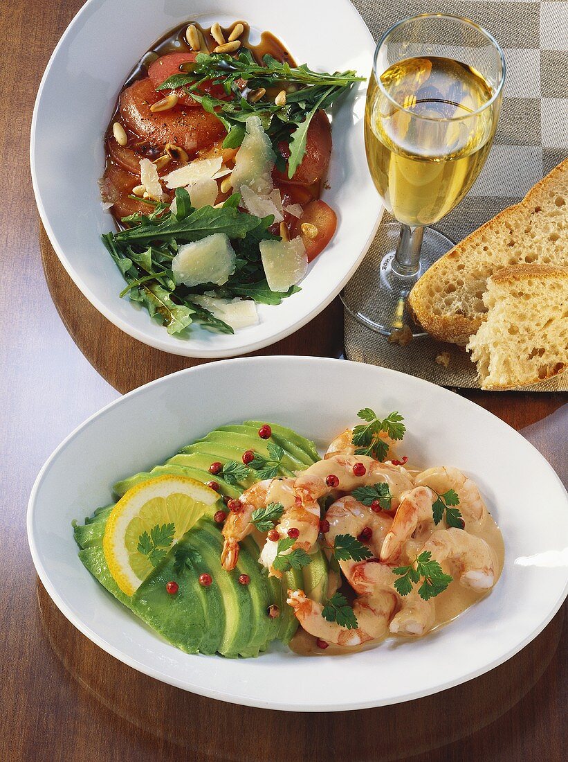 Avocado-Shrimps-Cocktail und Tomatencarpaccio mit Rucola