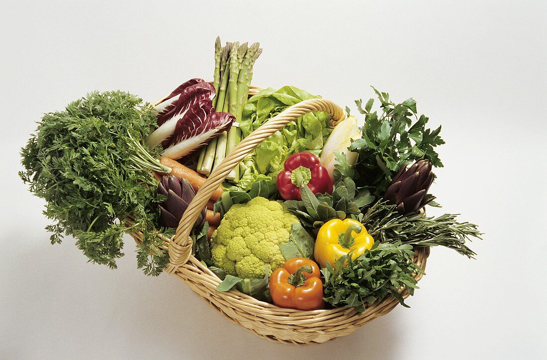 Frisches Gemüse und Kräuter im Korb