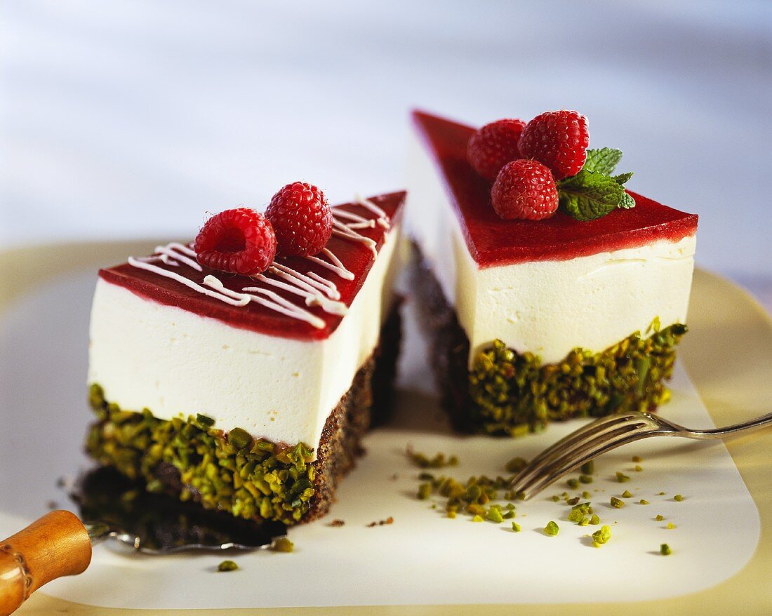 Mohn-Quark-Kuchen mit Himbeeren und Pistazien