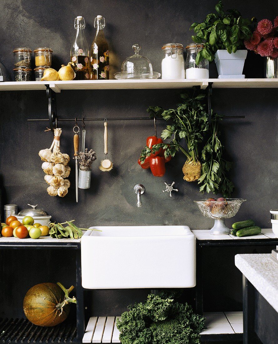 Ansicht einer Küche: Regale mit Lebensmitteln und Spülbecken