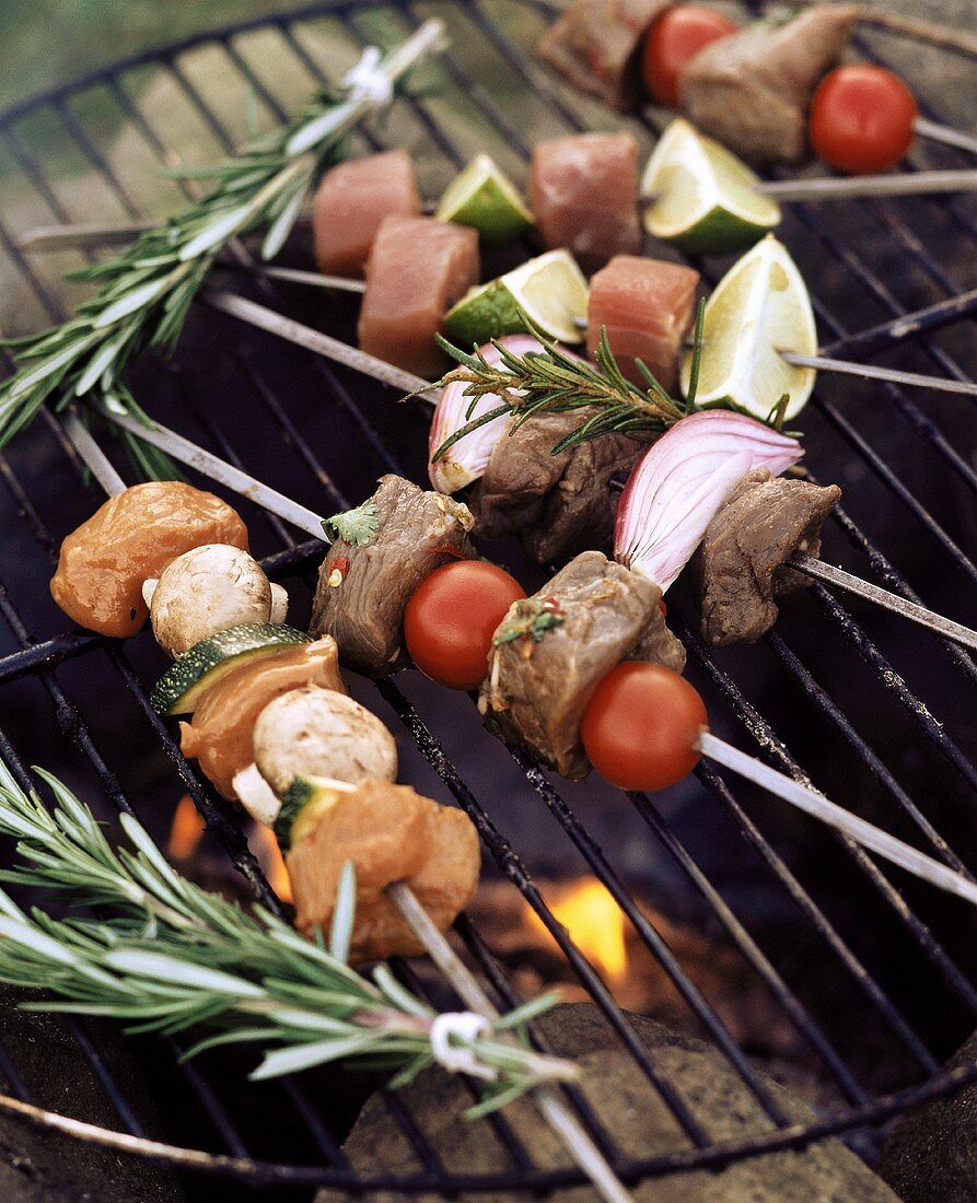 Fleisch-Gemüse-Spiesse mit Rosmarin auf dem Grill