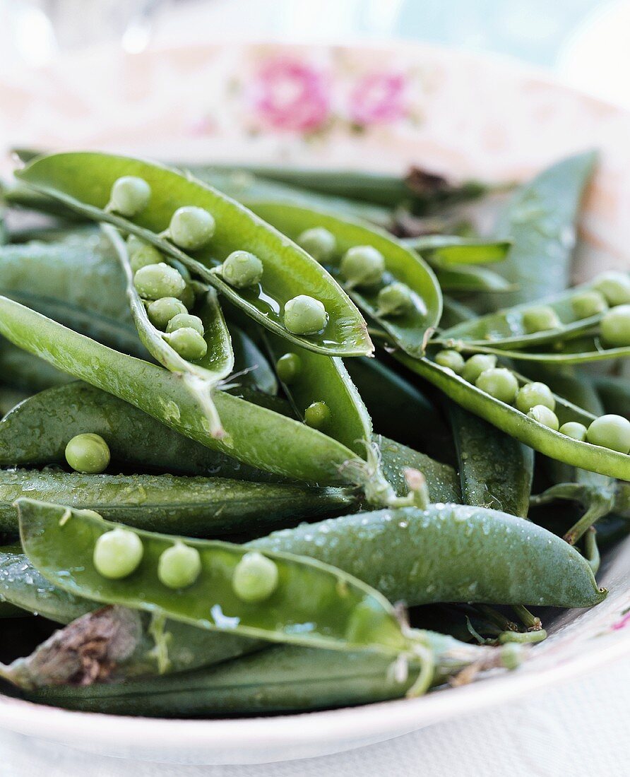 Mangetout peas with drops of water