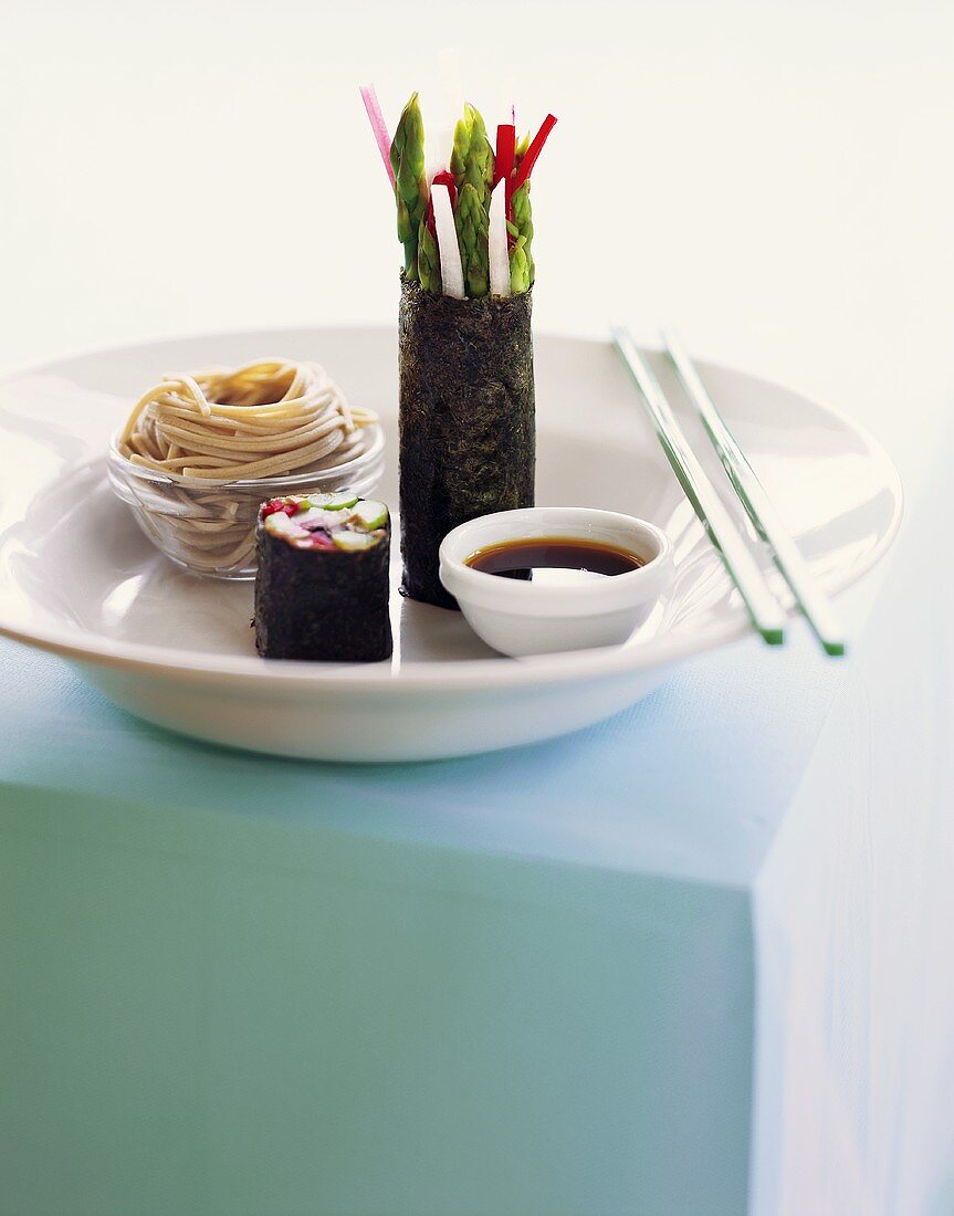 Asparagus maki, udon noodles and soy sauce